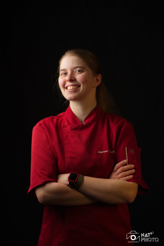 Marine, fondatrice de Boom Cake, en tenue professionnelle, présentation de son parcours et de sa passion pour la pâtisserie artisanale