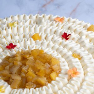 Tarte mangue passion artisanale avec ganache montée passion, mangue rôtie et vanille de Madagascar, finition délicate, atelier Boom Cake à Rumilly, Annecy et Aix-les-Bains