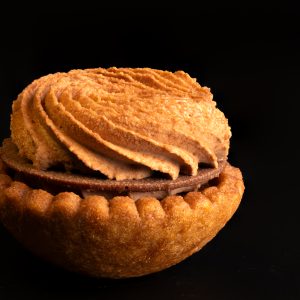 Zoom sur mini pâtisserie chocolat avec fond de pâte sucrée et mousse onctueuse