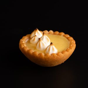 Mignardise tartelette citron avec pâte sucrée dorée et crème citron acidulée
