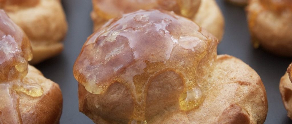 Choux garnis de crème pâtissière vanille et caramel croquant, style pièce montée, atelier pâtisserie Boom Cake à Rumilly, Annecy et Aix-les-Bains