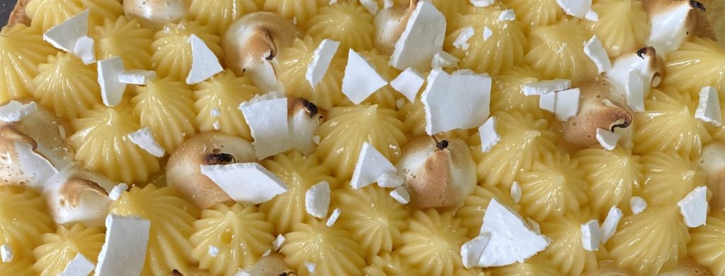 Tarte au citron garnie de crème citron et meringue italienne, fraîche et fondante, disponible à la commande sur la boutique Boom Cake à Rumilly, Annecy et Aix-les-Bains