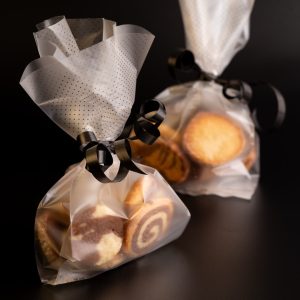 Sachet de sablés artisanaux assortis, nature, chocolat et spirales, confectionnés par Boom Cake à Rumilly, Annecy, Aix les bains