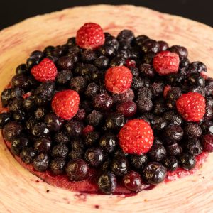 Gros plan sur framboisier et myrtille avec génoise moelleuse, crème légère vanille et coque de chocolat blanc, pâtisserie artisanale Boom Cake Rumilly