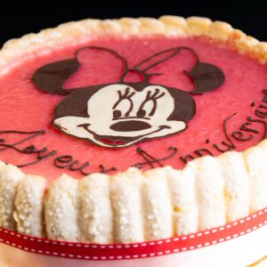 Détail décoration Minnie et Mickey sur une charlotte vanille groseille artisanale, gâteau d’anniversaire à Rumilly, Annecy, Aix-les-Bains